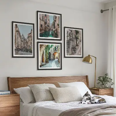 Tavelvägg med 4 tavlor med motiv av venetianska gator och arkitektur vid vatten