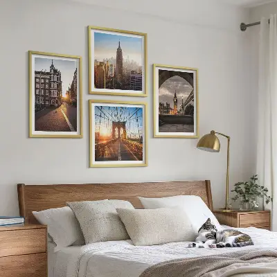 Målningsset med utsikt över London tavelvägg ovanför soffan