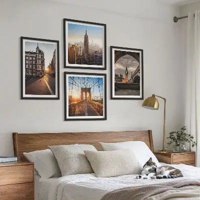 Målningsset med utsikt över London tavelvägg ovanför soffan