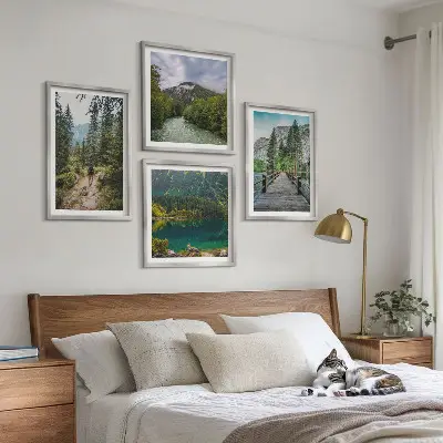 Tavelvägg med naturmotiv berg, sjöar, skogar och stigar