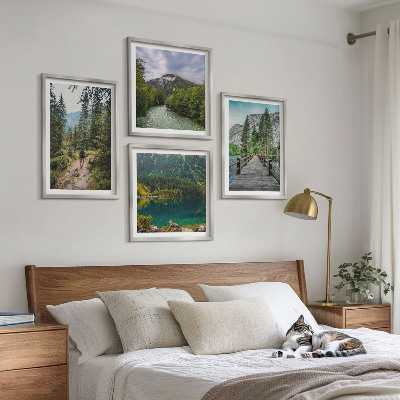 Tavelvägg ovanför soffa Berg, sjöar, skogar, stigar