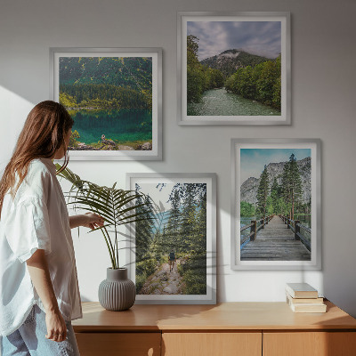 Tavelvägg ovanför soffa Berg, sjöar, skogar, stigar