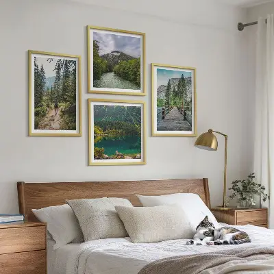 Tavelvägg med naturmotiv berg, sjöar, skogar och stigar