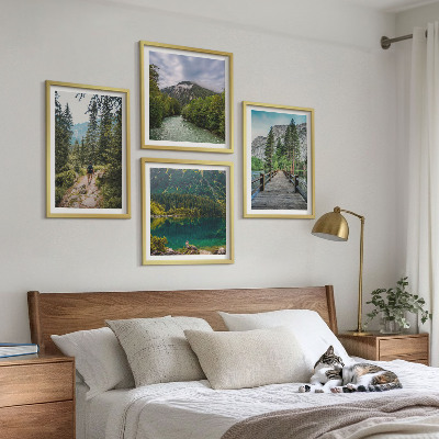 Tavelvägg ovanför soffa Berg, sjöar, skogar, stigar