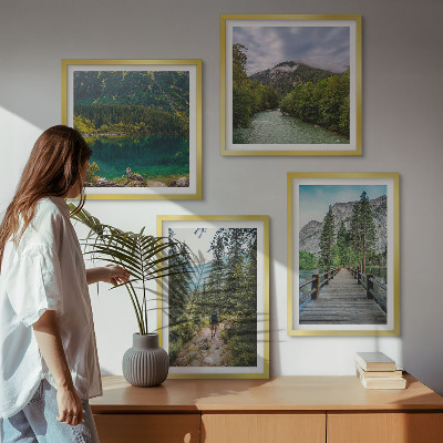 Tavelvägg ovanför soffa Berg, sjöar, skogar, stigar