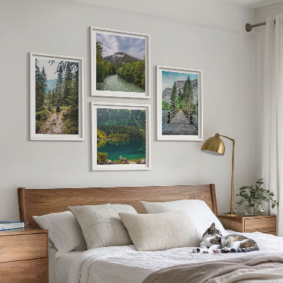 Tavelvägg ovanför soffa Berg, sjöar, skogar, stigar