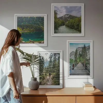 Tavelvägg med naturmotiv berg, sjöar, skogar och stigar