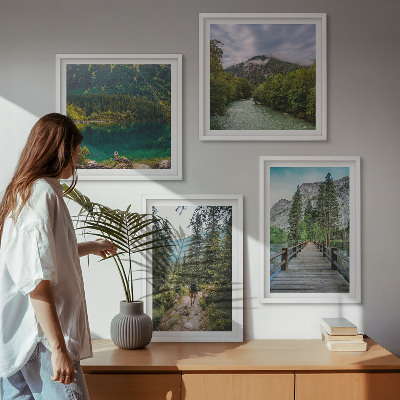 Tavelvägg ovanför soffa Berg, sjöar, skogar, stigar