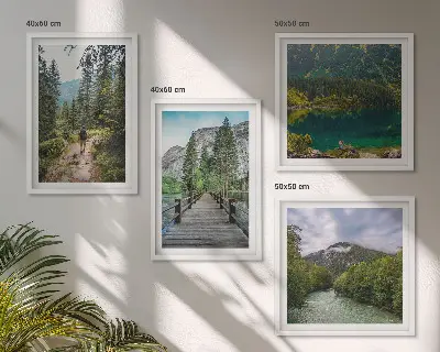 Tavelvägg med naturmotiv berg, sjöar, skogar och stigar