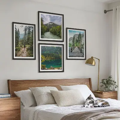 Tavelvägg med naturmotiv berg, sjöar, skogar och stigar