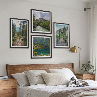 Tavelvägg ovanför soffa Berg, sjöar, skogar, stigar