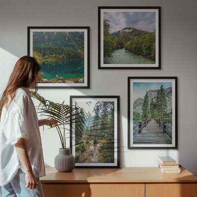 Tavelvägg ovanför soffa Berg, sjöar, skogar, stigar