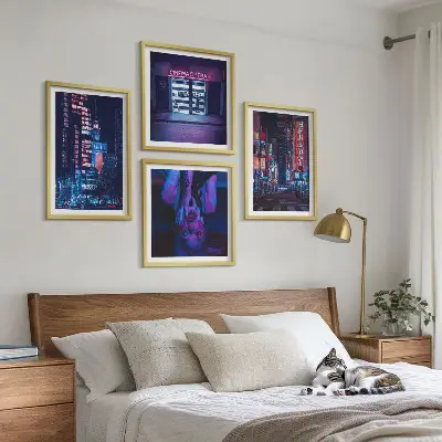Nattstad med neonljus tavelvägg ovanför soffa