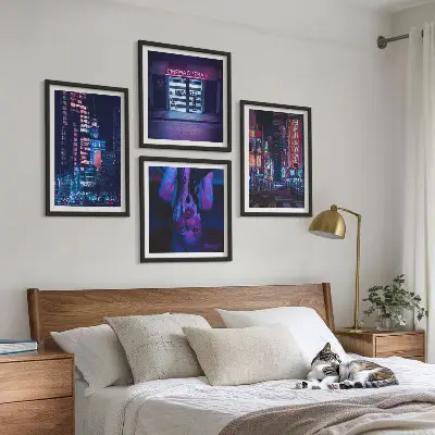 Nattstad med neonljus tavelvägg ovanför soffa