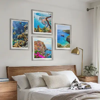 Tavelvägg med 4 tavlor med motiv av havsutsikt och färgglada hus