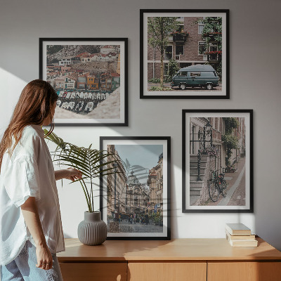 Tavelvägg ovanför soffa Stadsvyer över byggnader
