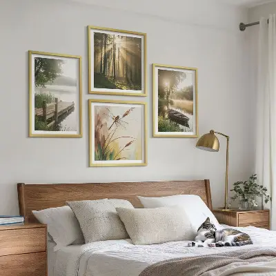 Tavelvägg med 4 tavlor motiv av sjö, skog, båt och morgondimma