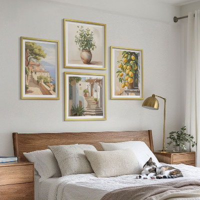 Tavelvägg ovanför soffa Blommor i en vas, ett hav av citroner