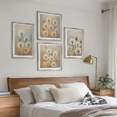 Tavelvägg med maskrosblommor pastellfärgade motiv ovanför soffa