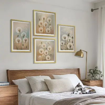 Tavelvägg med maskrosblommor pastellfärgade motiv ovanför soffa