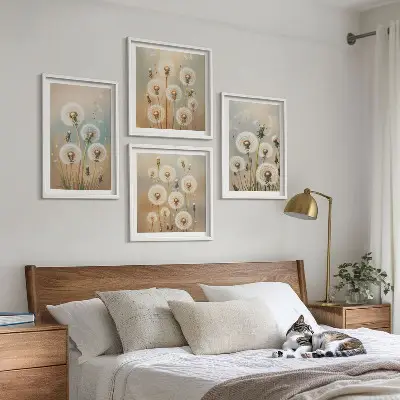 Tavelvägg med maskrosblommor pastellfärgade motiv ovanför soffa