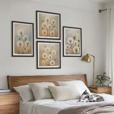 Tavelvägg med maskrosblommor pastellfärgade motiv ovanför soffa