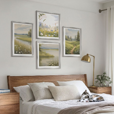 Tavelvägg ovanför soffa Vårlandskap flodäng