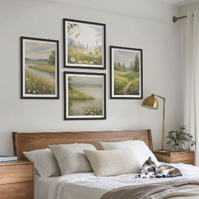 Tavelvägg ovanför soffa Vårlandskap flodäng
