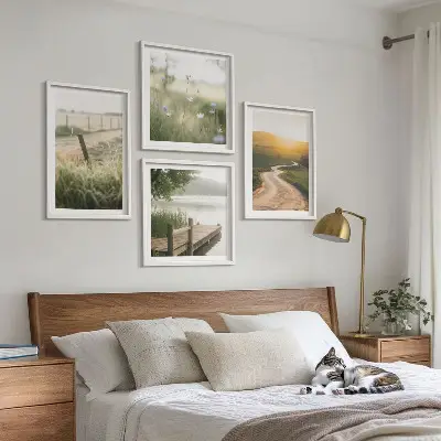 Tavelvägg ovanför soffa med motivet Landskapsängsväg västerut tavelvägg med landskapsängsväg västerut