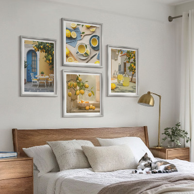 Tavelvägg ovanför soffa Citroner lemonad blå dörr