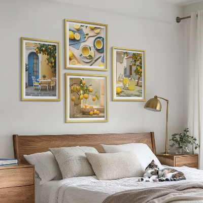 Tavelvägg ovanför soffa Citroner lemonad blå dörr
