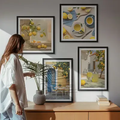 Tavelvägg med citrontema citroner och lemonad vid en blå dörr