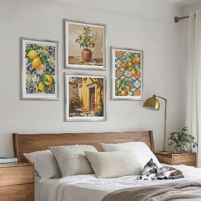 Tavelvägg ovanför soffa med citron och orangea blommor med blommönster