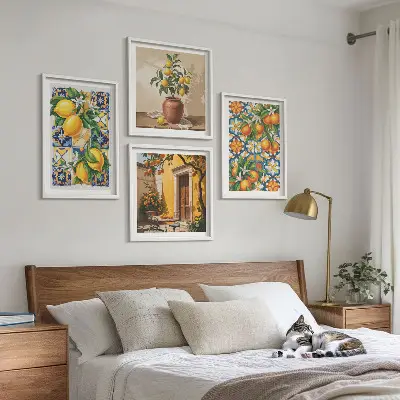 Tavelvägg ovanför soffa med citron och orangea blommor med blommönster