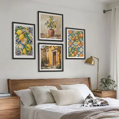 Tavelvägg ovanför soffa med citron och orangea blommor med blommönster