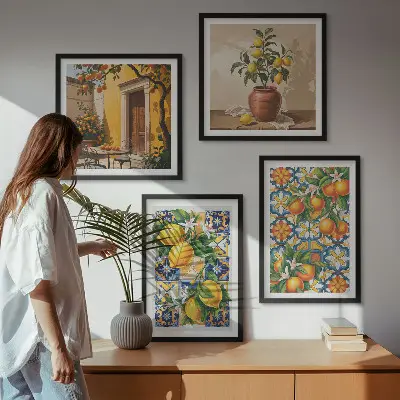 Tavelvägg ovanför soffa med citron och orangea blommor med blommönster
