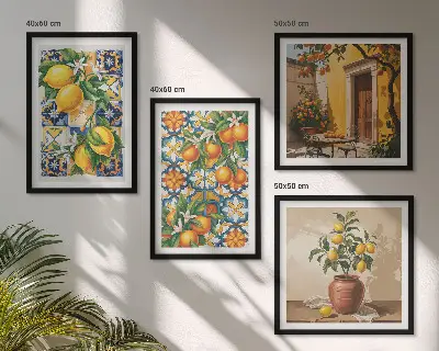 Tavelvägg ovanför soffa med citron och orangea blommor med blommönster