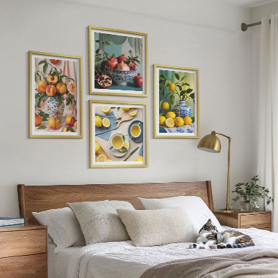 Tavelvägg ovanför soffa Matisses stilfulla figurer