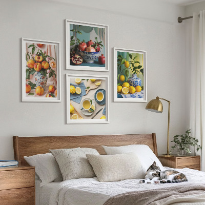 Tavelvägg ovanför soffa Matisses stilfulla figurer
