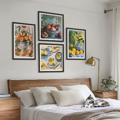 Tavelvägg ovanför soffa Matisses stilfulla figurer
