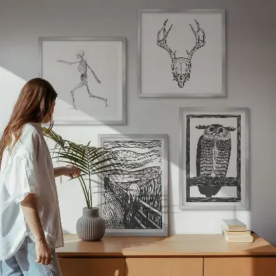 Tavelvägg med motiv av skrik, dödskalle och uggla för placering ovanför soffa