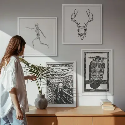 Tavelvägg med motiv av skrik, dödskalle och uggla för placering ovanför soffa