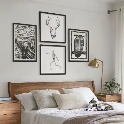 Tavelvägg med motiv av skrik, dödskalle och uggla för placering ovanför soffa