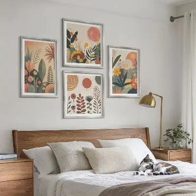 Tavelvägg ovanför soffa boho-motiv med växtmönster i varma färger