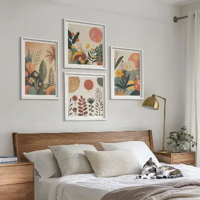 Tavelvägg ovanför soffa boho-motiv med växtmönster i varma färger