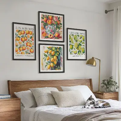 Tavelvägg ovanför soffa med motiv av färska färgglada citrusfrukter