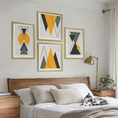 Abstrakta geometriska former tavelvägg ovanför soffan