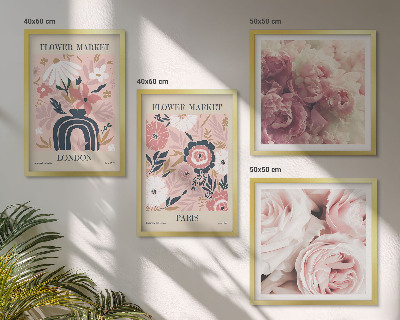 Tavelvägg ovanför soffa Blommotiv rosor Paris