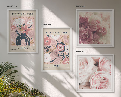 Tavelvägg ovanför soffa Blommotiv rosor Paris