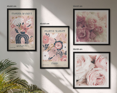 Tavelvägg ovanför soffa Blommotiv rosor Paris